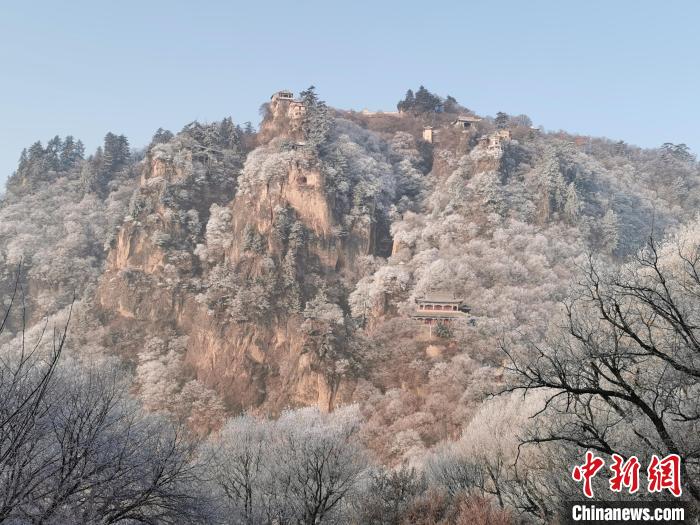 圖為崆峒山霧凇景色?！⌒煺袢A 攝