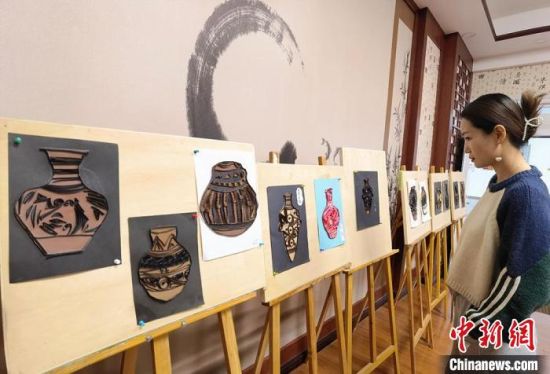 圖為學(xué)生用衍紙材料制作的彩陶紋飾?！⒂裉?攝