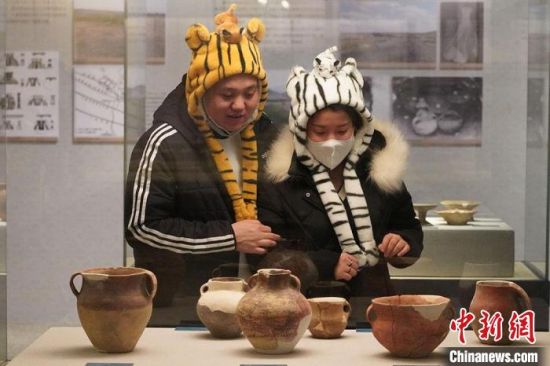 圖為市民戴虎頭帽在博物館內(nèi)參觀。九美旦增 攝