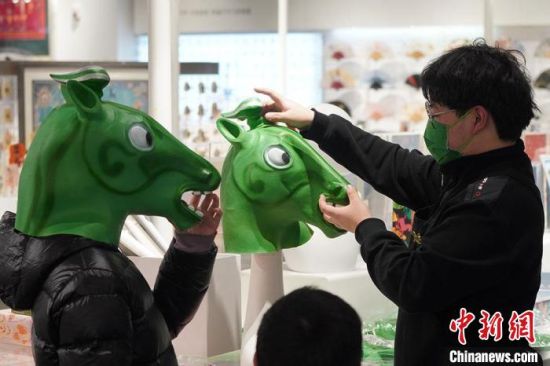 圖為“神馬來了”銅奔馬頭套?！【琶赖┰?攝