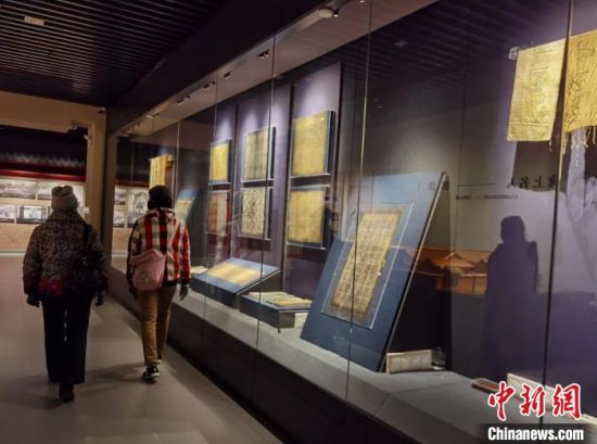 圖為蘭州市民參觀博物館展品?！⌒煅?攝