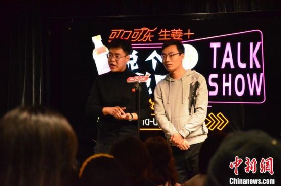 圖為脫口秀演員搭檔表演?！钅?攝