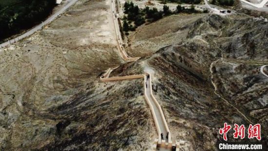 圖為甘肅嘉峪關懸臂長城吸引游客打卡 。(資料圖) 李亞龍 攝