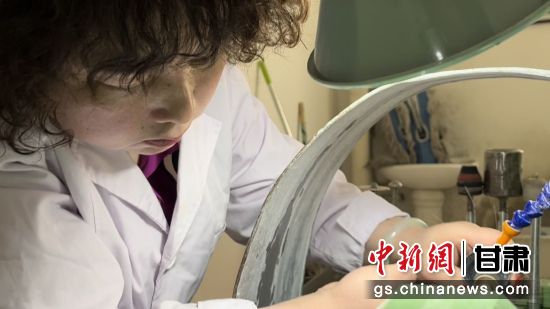 夜光杯制作學徒謝小琴坦言，雖工作枯燥，但是能夠掌握國家級非遺技藝是很自豪的。王牧雨 攝