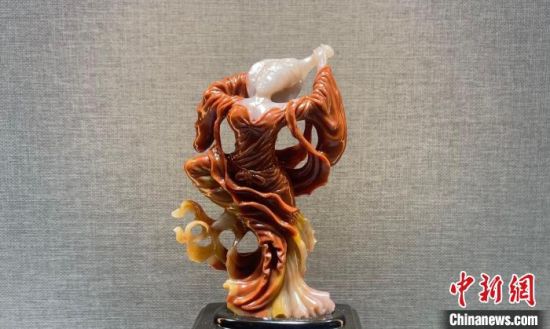 圖為翩然起舞的飛天玉雕?！「攥?攝