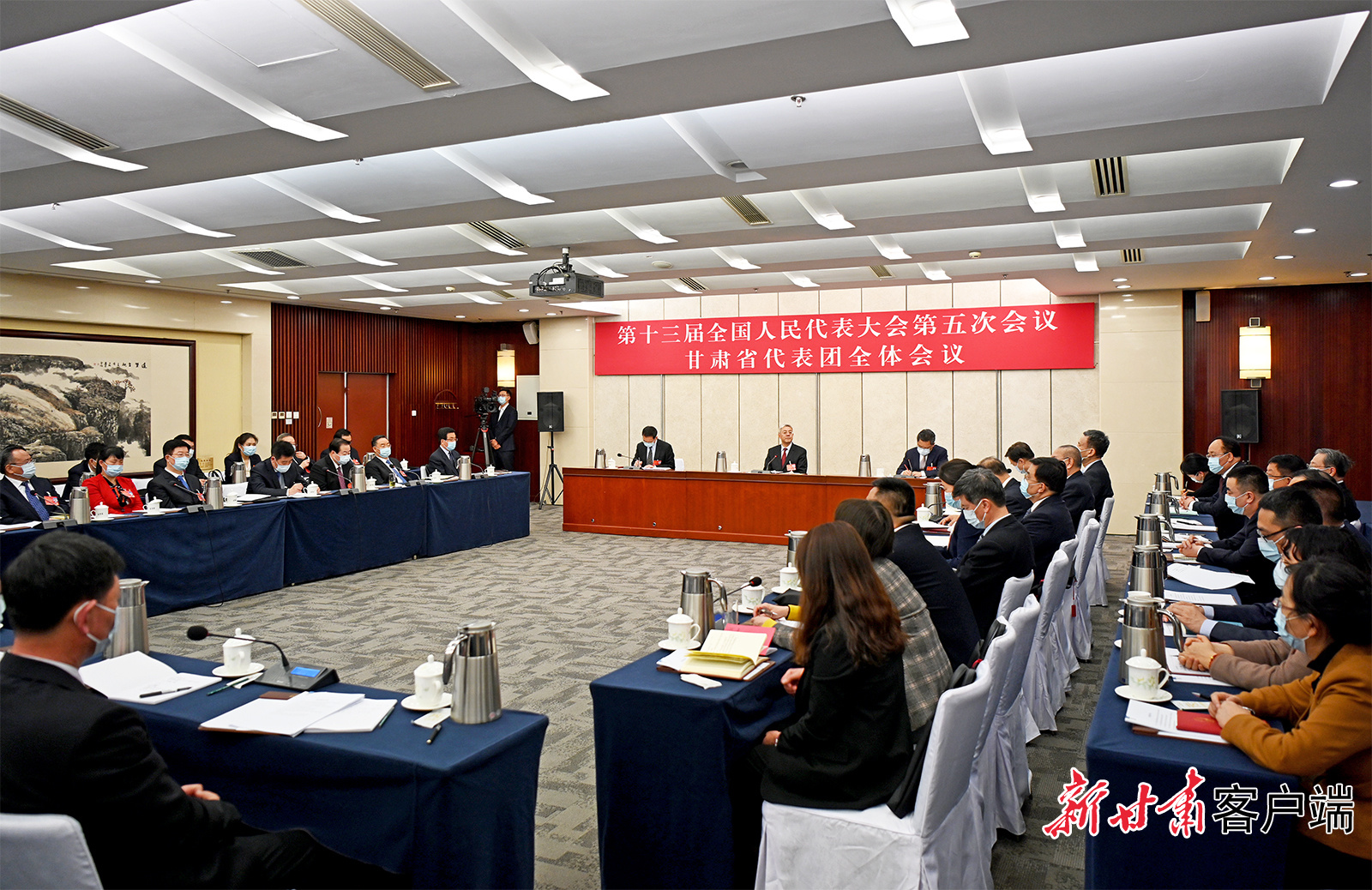 甘肅代表團舉行全體會議，尹弘主持并講話