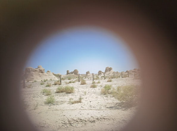 插圖2：透過河西走廊遺存的古陶片孔洞所見。攝影：陳曉斌。拍攝日期：2020年6月。