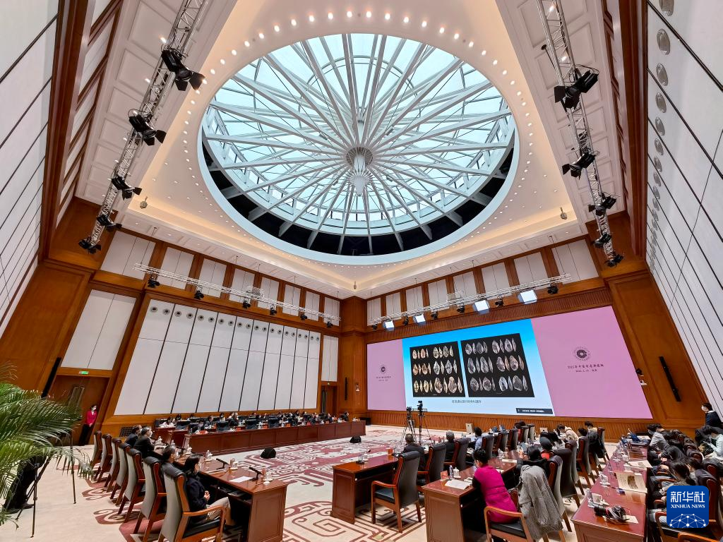 3月18日，“中國社會科學(xué)院考古學(xué)論壇·2021年中國考古新發(fā)現(xiàn)”進行入選項目報告環(huán)節(jié)（手機照片）。