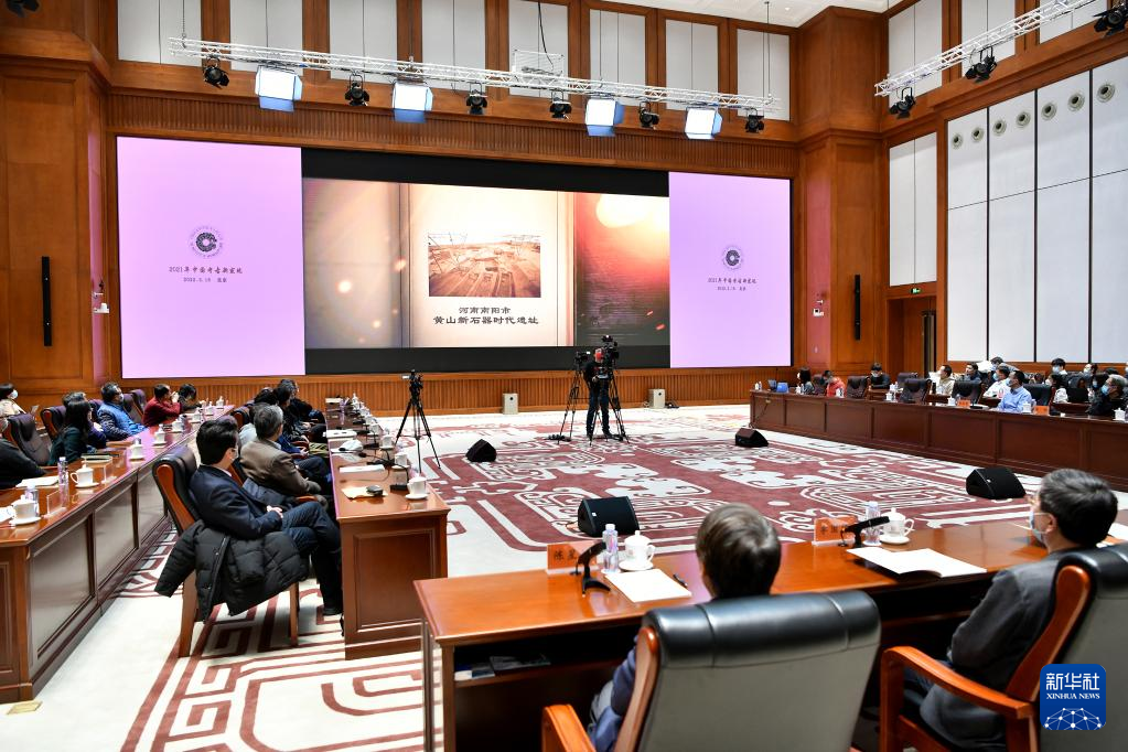 3月18日，在“中國社會科學(xué)院考古學(xué)論壇·2021年中國考古新發(fā)現(xiàn)”上，參會人員觀看宣傳視頻。