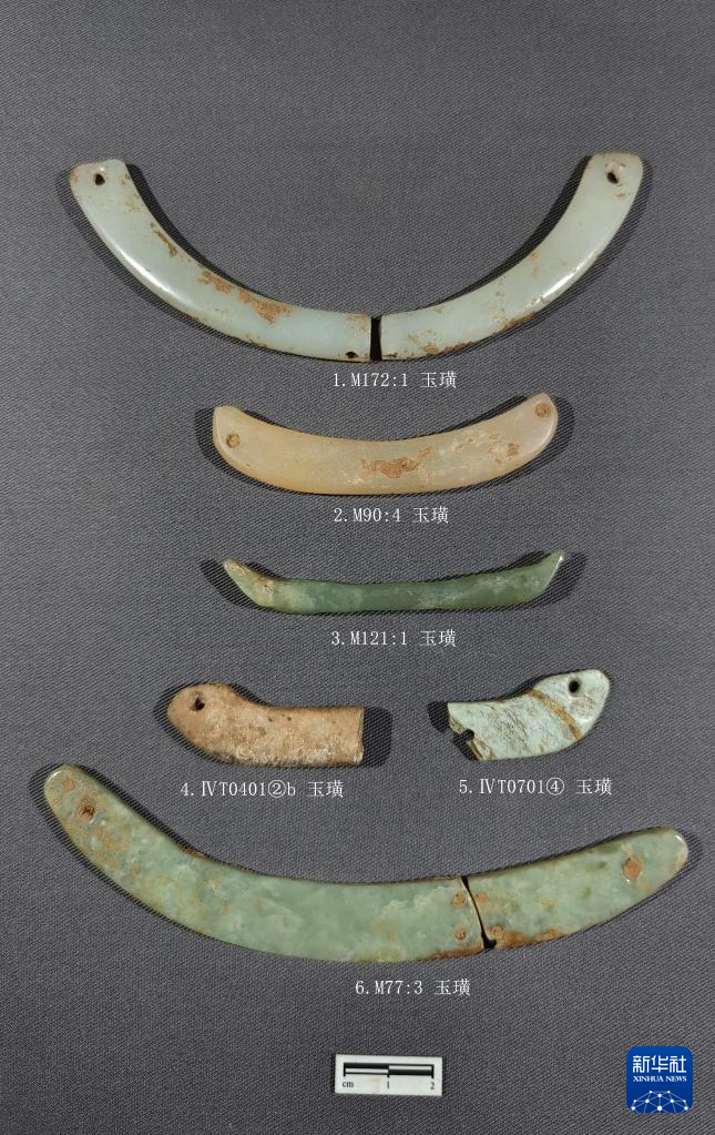 河南南陽市黃山新石器時代遺址出土的屈家?guī)X文化玉璜（資料圖）。