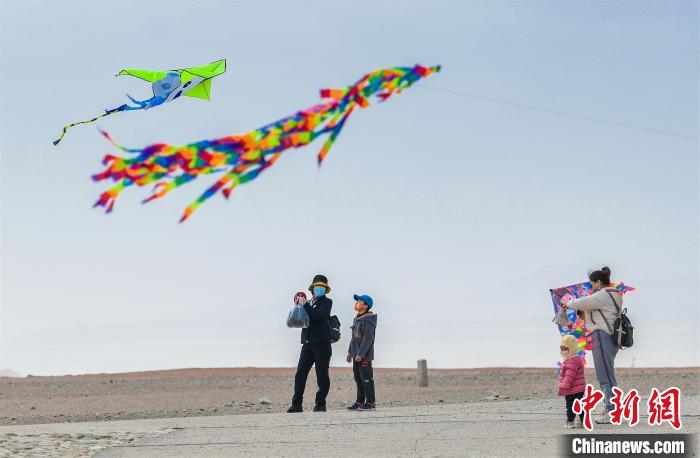 圖為孩童在父母的陪伴下放風箏?！⊥醣筱y 攝