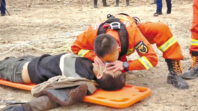 天水：消防員人工呼吸救回中毒農(nóng)民工 我們?yōu)槟泓c(diǎn)贊！