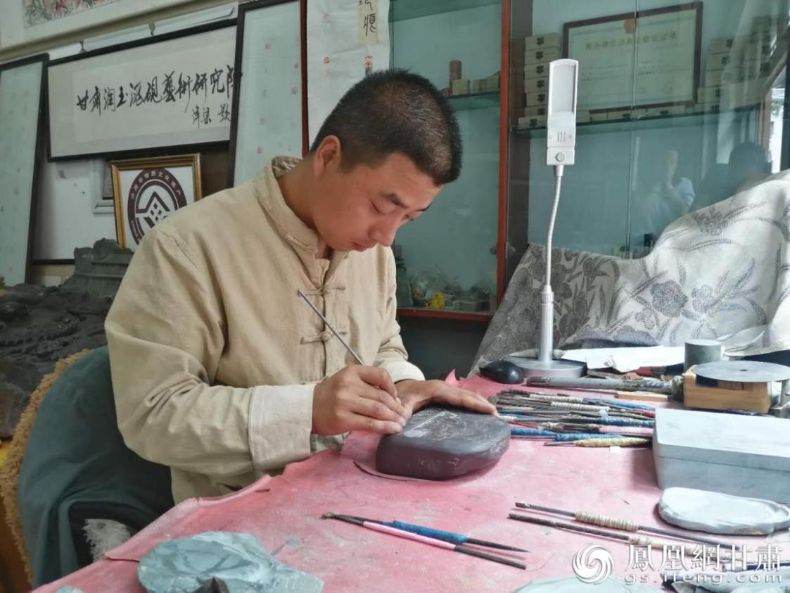 洮硯制作技藝第六代傳人、國(guó)家藝術(shù)基金資助青年藝術(shù)家、正高級(jí)洮硯雕刻藝術(shù)師李江平十年如一日專(zhuān)注于洮硯制作 圖源自網(wǎng)絡(luò)