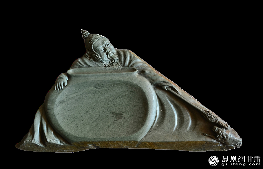 《醉臥沙場(chǎng)君莫笑》硯使王翰《涼州詞》中“醉臥沙場(chǎng)君莫笑，古來(lái)征戰(zhàn)幾人回？”的意境躍然硯臺(tái)之上。資料圖