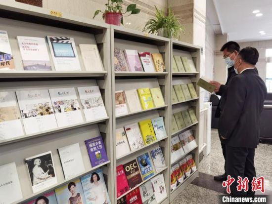 圖為國網(wǎng)甘肅電力黨校的職工書架?！⌒煅?攝