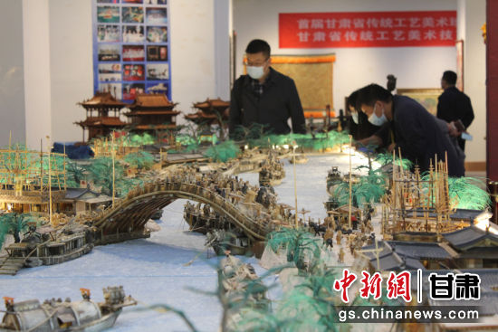 圖為參評(píng)作品牦牛角立體微雕“清明上河圖”。徐雪 攝