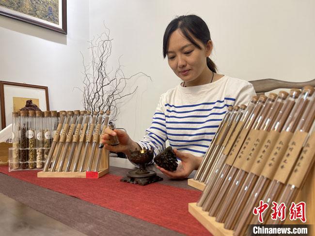 圖為魯雯展示燃香禮儀?！「攥?攝