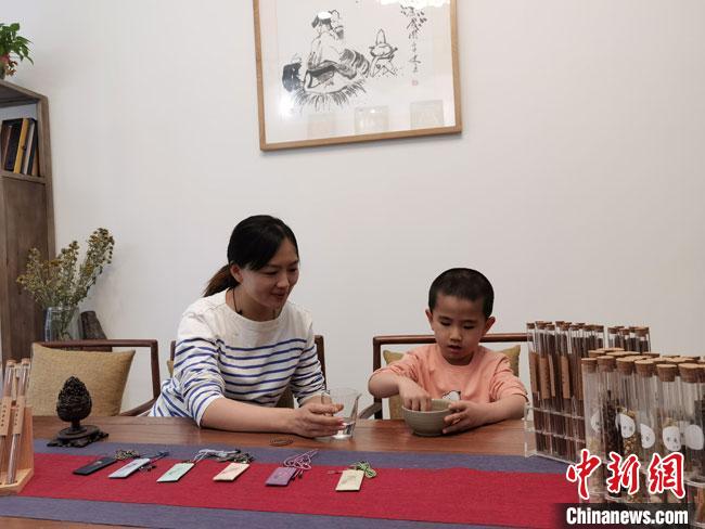 圖為魯雯為小學(xué)員授課和培訓(xùn)?！●T志軍 攝