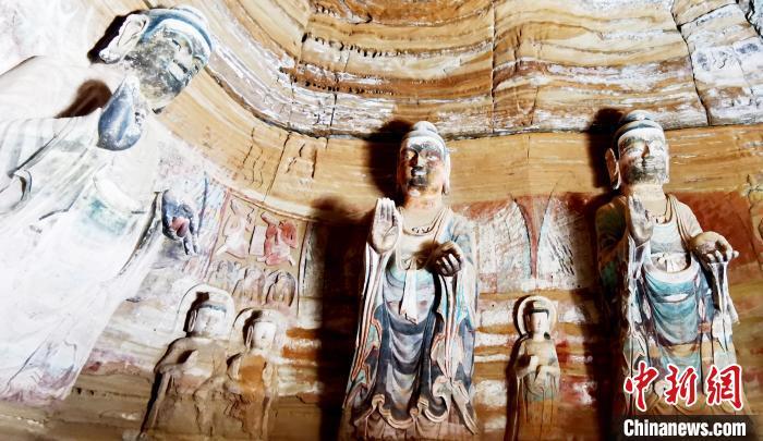 北石窟寺窟內(nèi)造像因受水顯得斑駁。　艾慶龍 攝