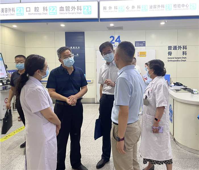 7月12日，甘肅省紀委監(jiān)委派駐省衛(wèi)健委紀檢監(jiān)察組紀檢監(jiān)察干部在蘭大二院門診開展疫情防控監(jiān)督檢查。魏雪 攝.jpg