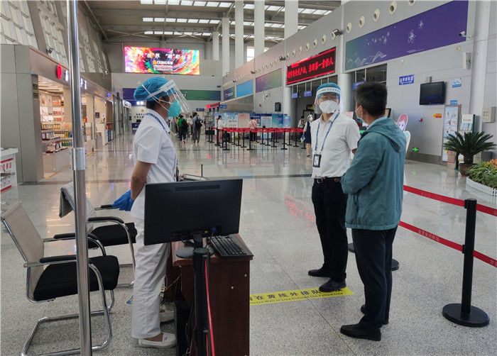 7月15日，金昌市金川區(qū)紀委監(jiān)委駐區(qū)委政法委紀檢監(jiān)察組在金昌機場監(jiān)督檢查疫情防控措施落實情況。王曉梅攝.jpg