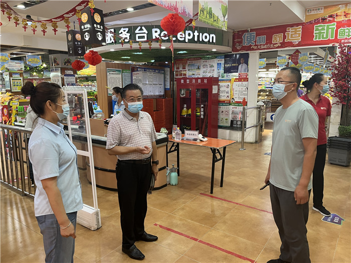 7月15日，酒泉市玉門市疫情防控督查組在隴商聯(lián)華超市監(jiān)督檢查疫情防控措施落實情況。 .jpg