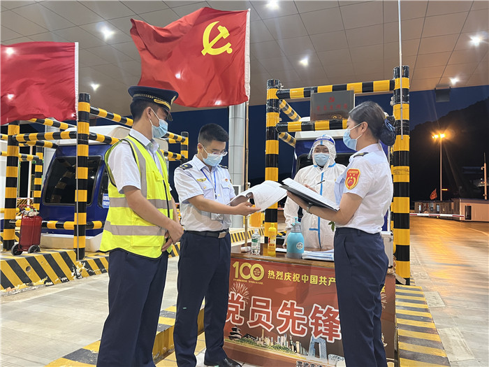 7月16日，甘肅省公航旅渭武高速運營公司紀檢監(jiān)察干部深入宕昌西收費站督查疫情防控措施落實情況。陳強 攝.jpg