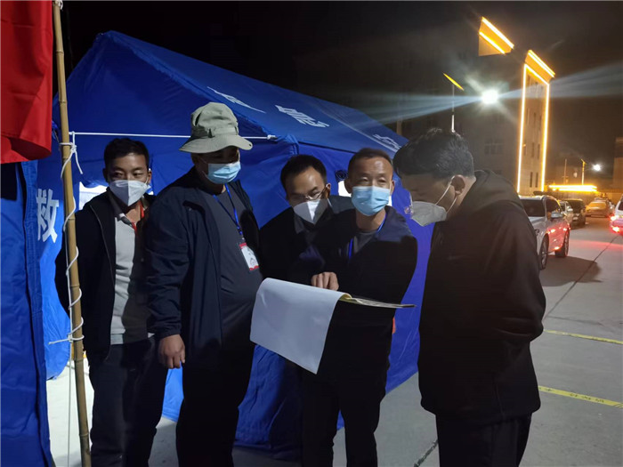 7月19日，甘南州瑪曲縣紀委監(jiān)委督查組在德吉小區(qū)卡點督導疫情防控工作。仲海濤 攝.jpg