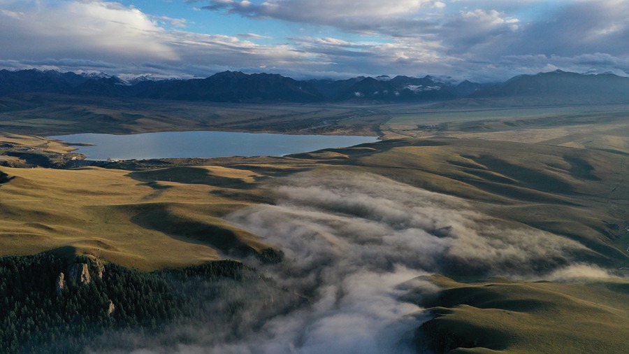 甘肅山丹馬場(chǎng)：峽谷云霧似仙境。 王超攝