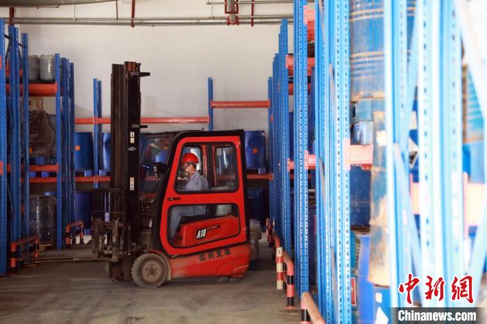 圖為甘肅省危險(xiǎn)廢物處置中心危險(xiǎn)廢物儲(chǔ)存庫(kù)?！∥航ㄜ?攝