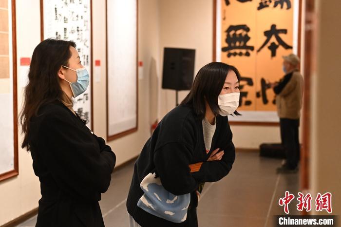 圖為甘肅蘭州，參展書法作品吸引參觀者。 中新社記者 李亞龍 攝