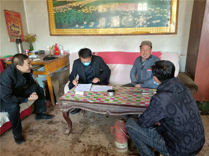 山丹縣紀(jì)檢監(jiān)察干部入戶(hù)了解水費(fèi)收繳情況.jpg