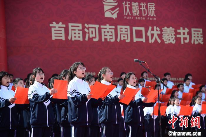 圖為學生們在開幕式上誦讀經典。　梁照曾 攝