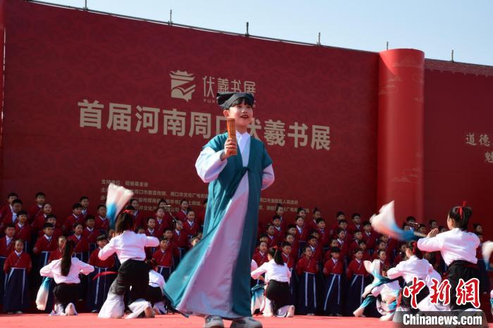 圖為學生們在開幕式上誦讀經典?！×赫赵?攝