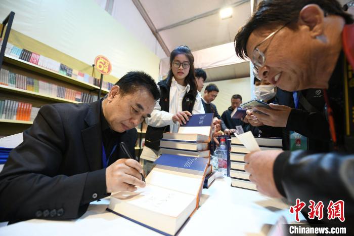 圖為作家王躍文現(xiàn)場簽名售書?！×赫赵?攝
