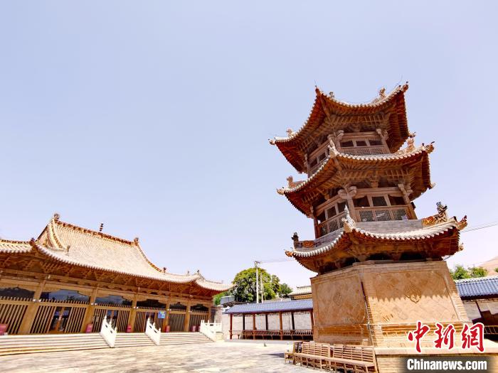 圖為阿河灘清真寺局部?！?zhí)砀?攝