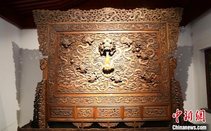 圖為青海永錄民俗博物館內(nèi)珍藏的中式家具。　薛蒂 攝