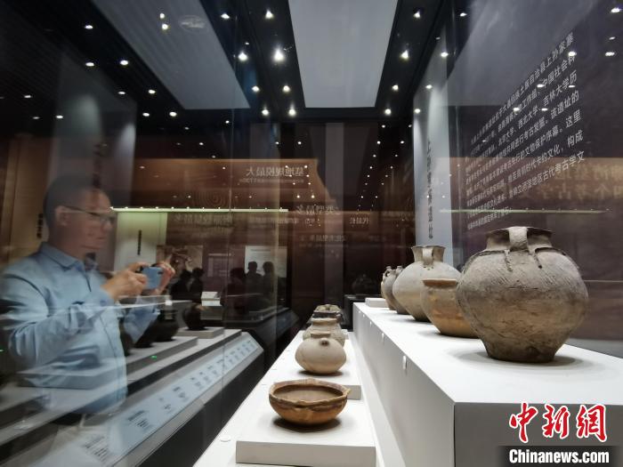 圖為河湟文化博物館展陳的陶器?！?zhí)砀?攝