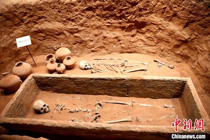 圖為河湟文化博物館復(fù)制展陳的墓葬及其彩陶陪葬品?！⊙Φ?攝