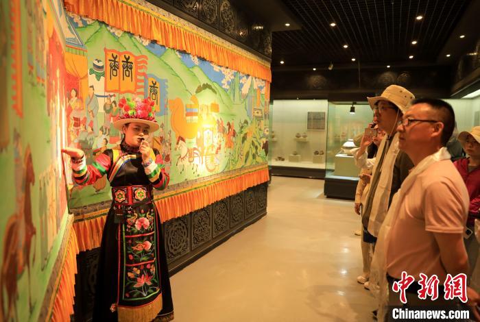 圖為媒體記者了解土族文化?！⊙Φ?攝