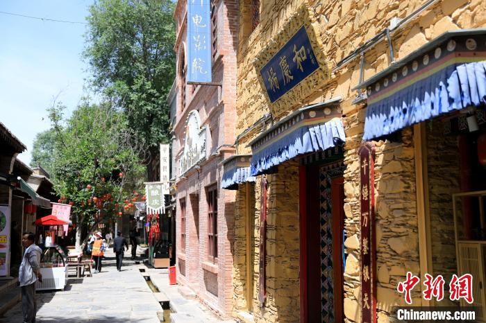 圖為平安驛·河湟民俗文化體驗(yàn)地的門店。　薛蒂 攝