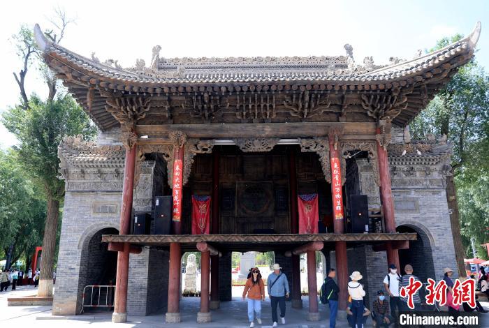 圖為平安驛·河湟民俗文化體驗(yàn)地的戲樓?！⊙Φ?攝