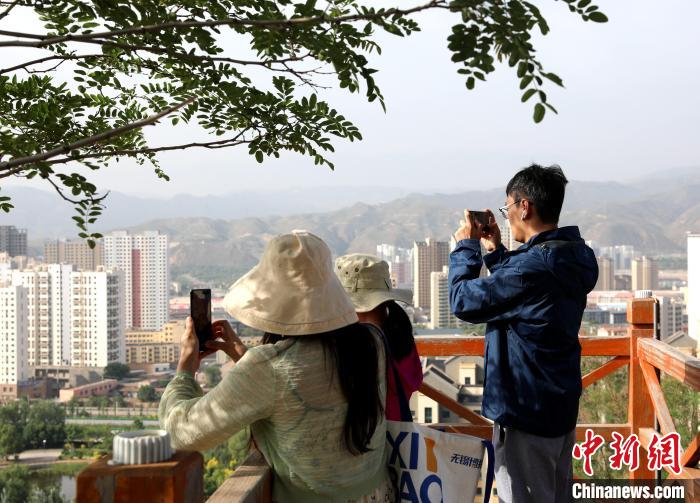 圖為媒體記者登頂朝陽山?！⊙Φ?攝