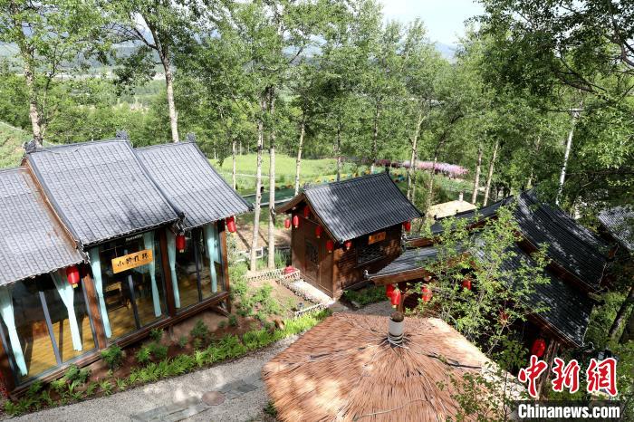 圖為景區(qū)內(nèi)依山而建的民宿。　薛蒂 攝
