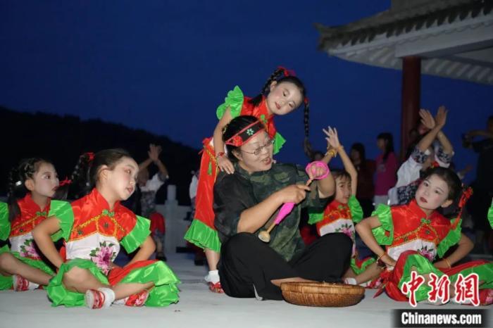 甘肅省西和縣小朋友們迎接“巧娘娘”。魏朵朵 攝