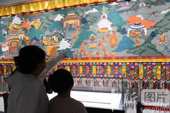 圖為觀眾觀看唐卡《涼州會盟》。 中新社記者 戴文昌 攝