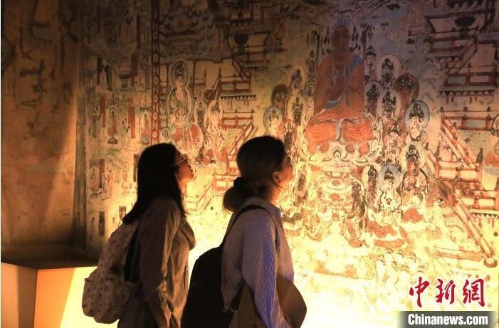 2023年8月27日，游客在甘肅省敦煌市博物館參觀文物展。張曉亮 攝(資料圖)