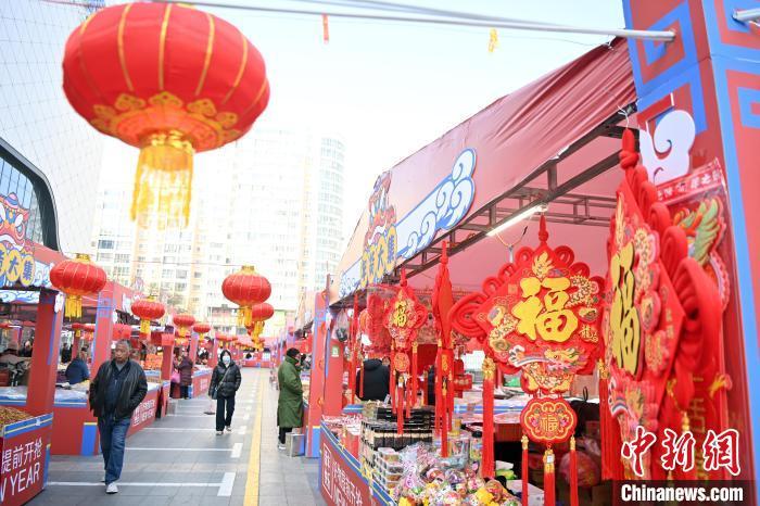 1月30日，蘭州街頭琳瑯滿目的年貨吸引顧客選購。九美旦增 攝</p><p>
