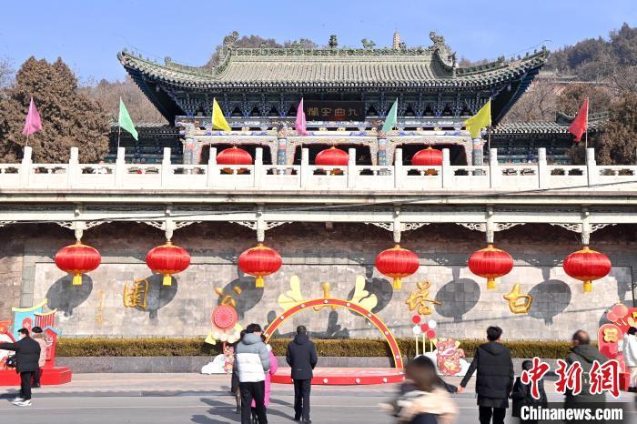 1月30日，裝扮一新的蘭州白塔山公園節(jié)日氛圍濃厚。九美旦增 攝</p><p>