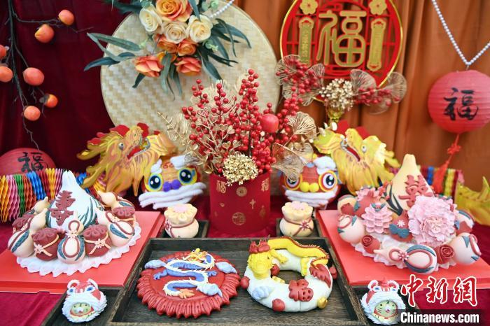 1月25日，春節(jié)臨近，蘭州一花饃店“龍”元素花饃熱銷。圖為展出的“龍”元素花饃。九美旦增 攝
